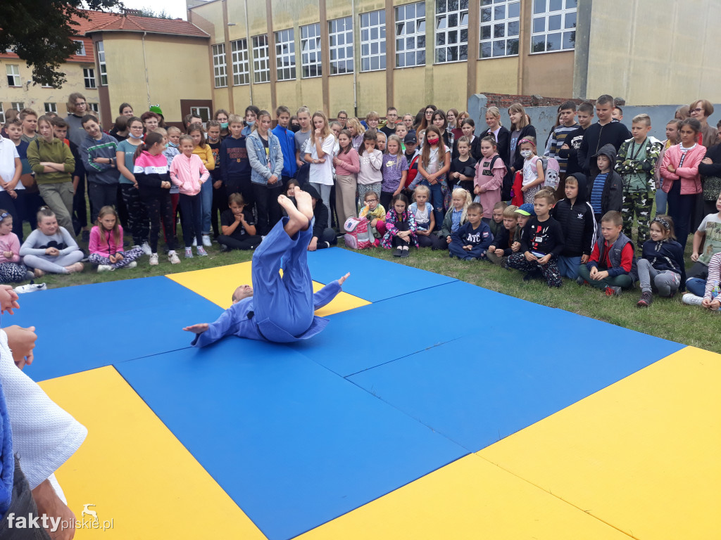 Pokaz judo na boisku szkolnym w Białośliwiu