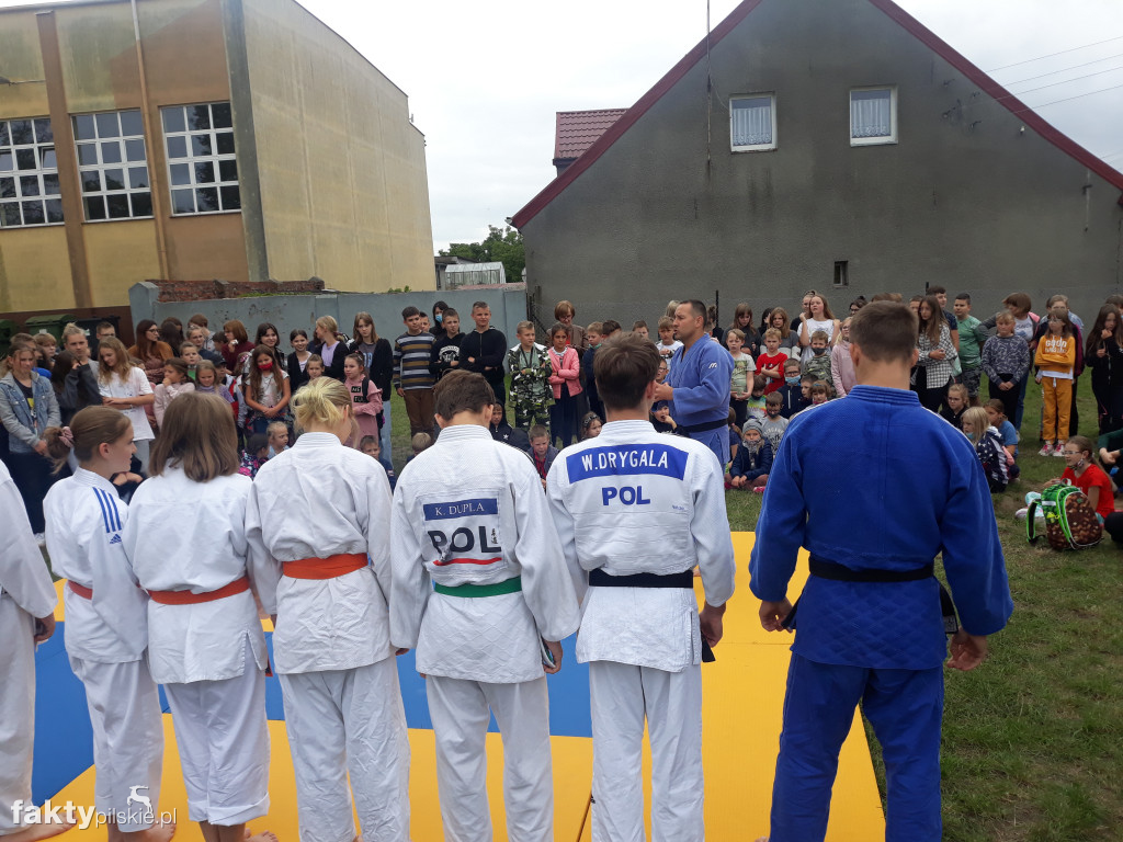 Pokaz judo na boisku szkolnym w Białośliwiu