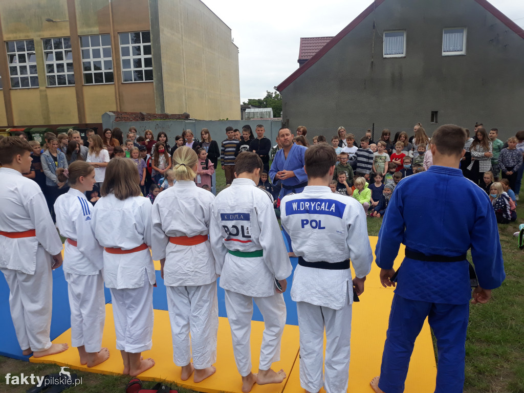 Pokaz judo na boisku szkolnym w Białośliwiu