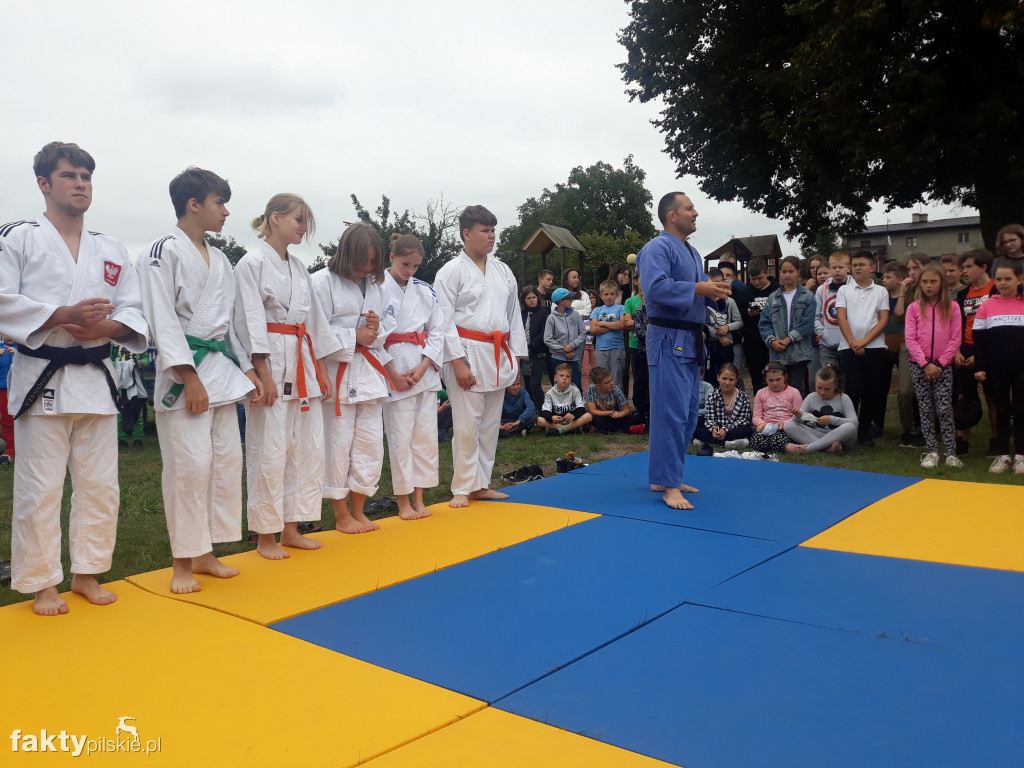 Pokaz judo na boisku szkolnym w Białośliwiu