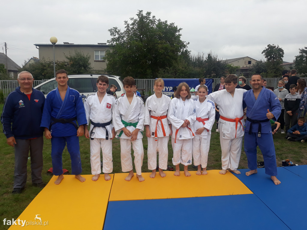 Pokaz judo na boisku szkolnym w Białośliwiu