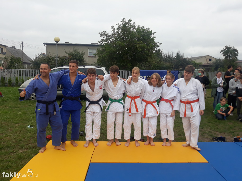 Pokaz judo na boisku szkolnym w Białośliwiu