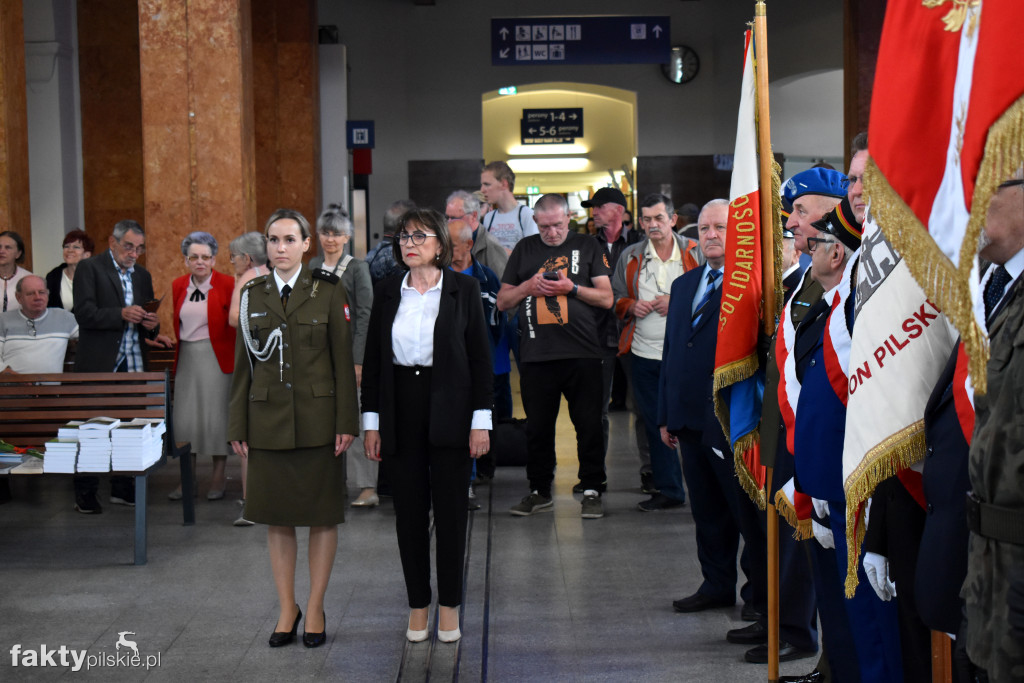 Odsłonięcie tablicy upamiętniającej ofiary katastrofy kolejowej
