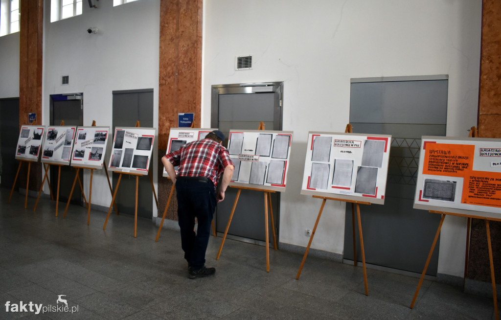 Odsłonięcie tablicy upamiętniającej ofiary katastrofy kolejowej