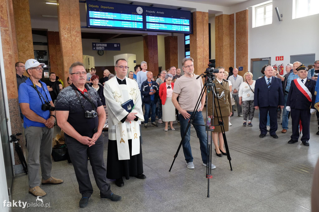 Odsłonięcie tablicy upamiętniającej ofiary katastrofy kolejowej