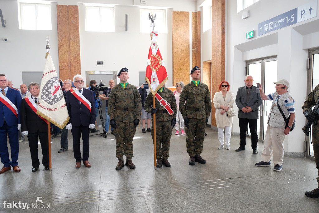 Odsłonięcie tablicy upamiętniającej ofiary katastrofy kolejowej