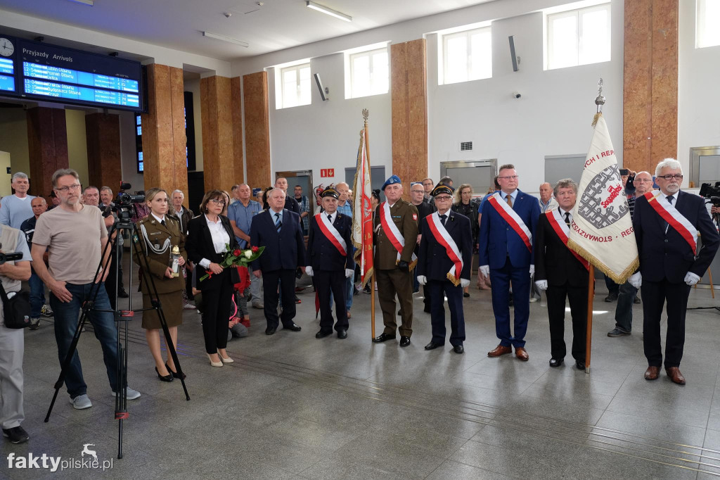 Odsłonięcie tablicy upamiętniającej ofiary katastrofy kolejowej