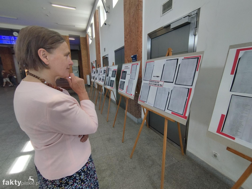 Odsłonięcie tablicy upamiętniającej ofiary katastrofy kolejowej