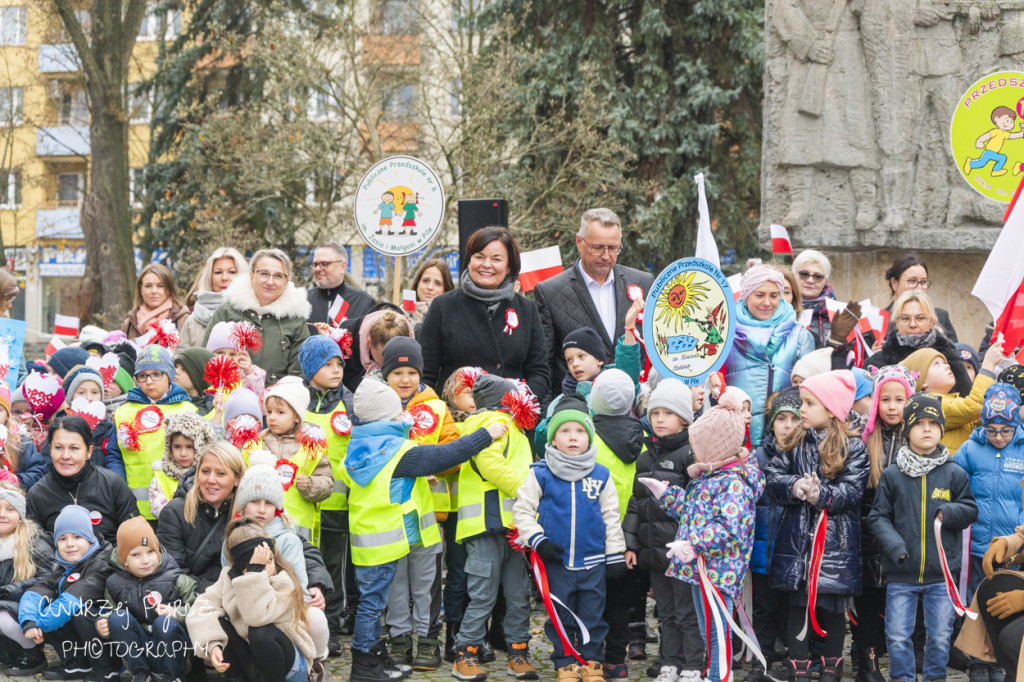 Stanęli do hymnu!