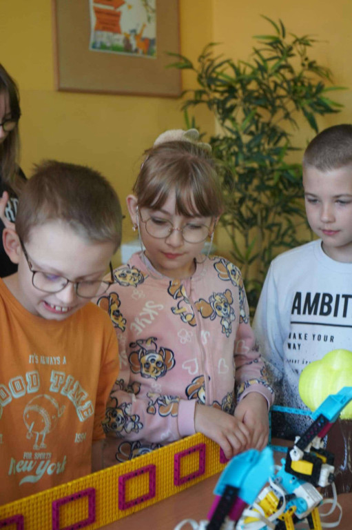 Roboty i Zwierzęta: Interaktywna Edukacja