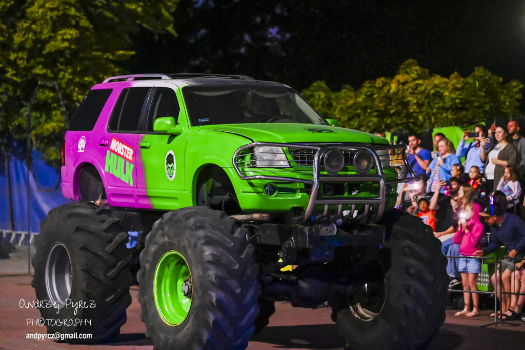 Monster Truck Show w Pile