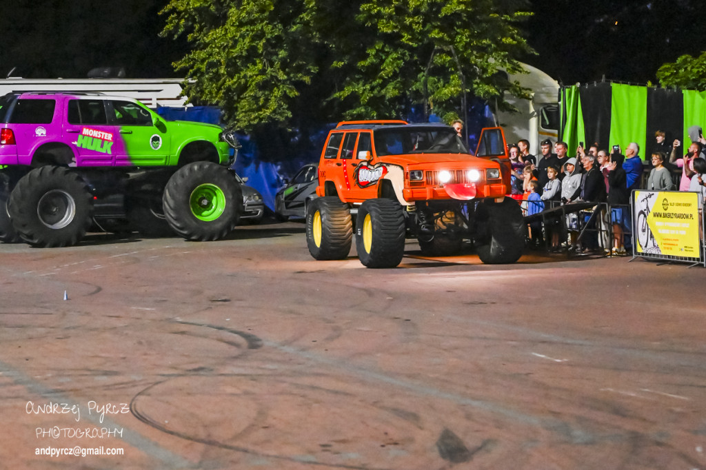 Monster Truck Show w Pile