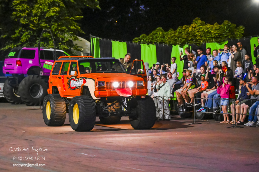 Monster Truck Show w Pile