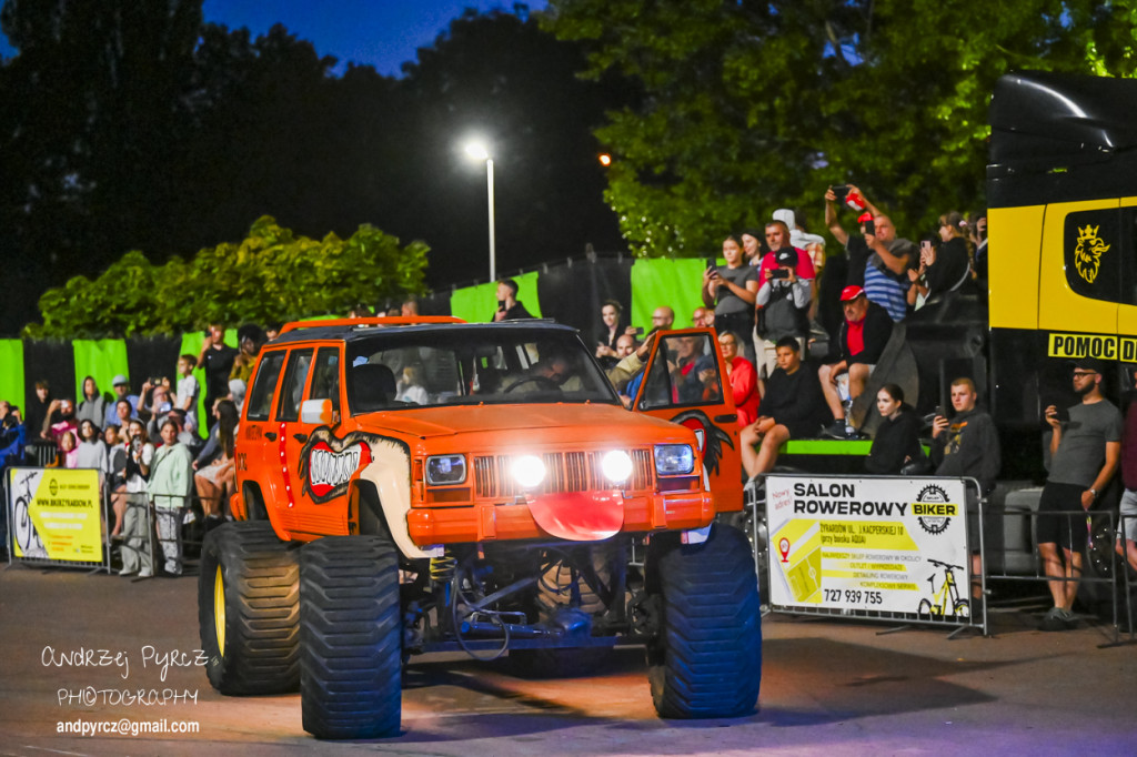 Monster Truck Show w Pile