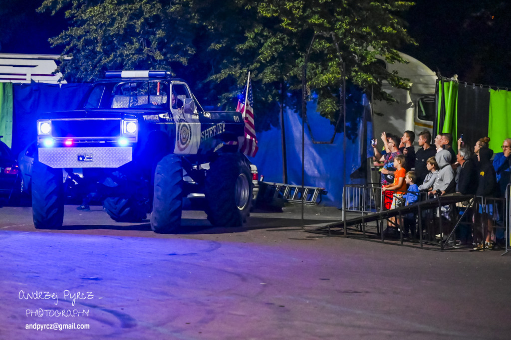 Monster Truck Show w Pile