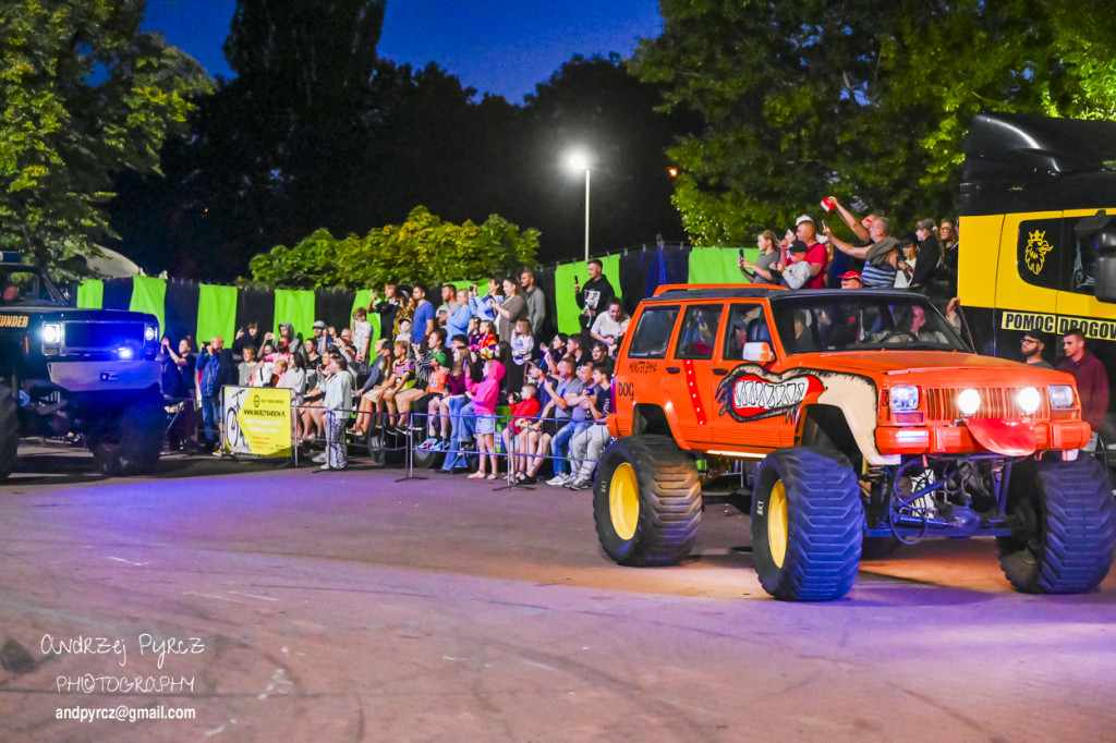 Monster Truck Show w Pile