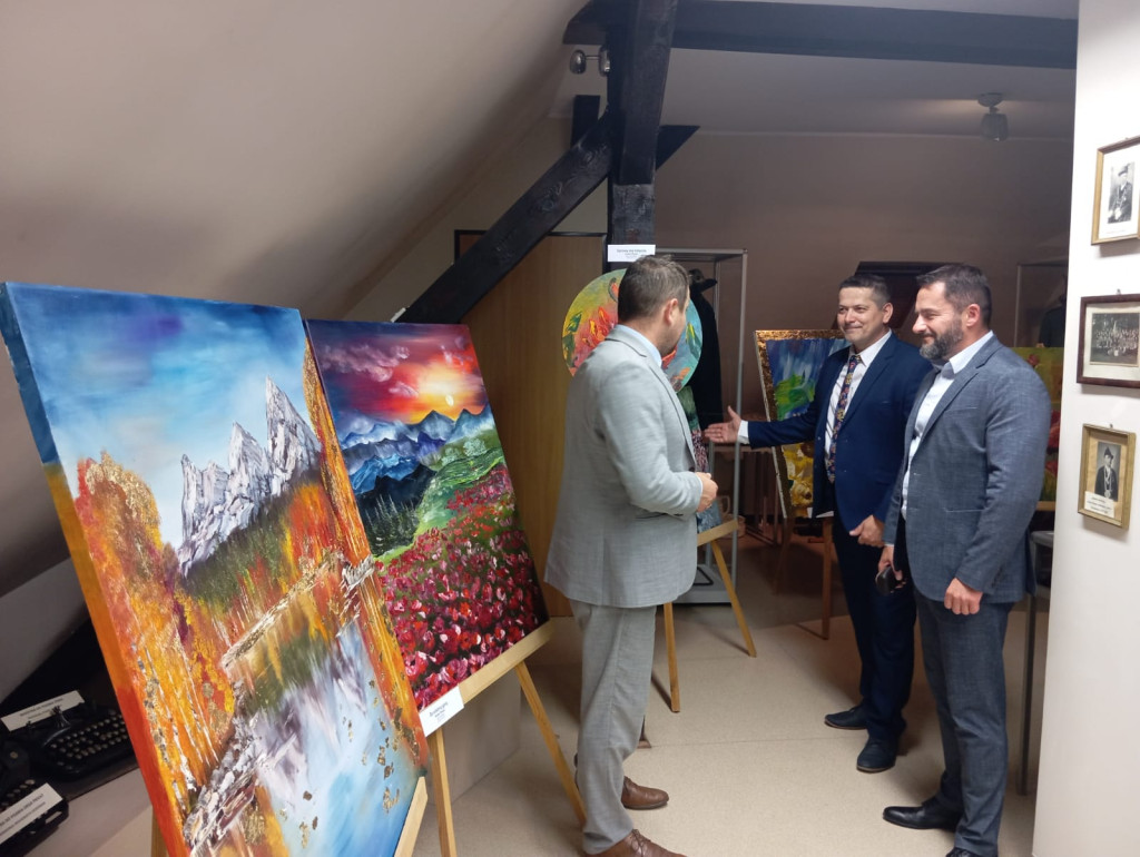 Wernisaż prac Anety Plewy w GCK w Łobżenicy