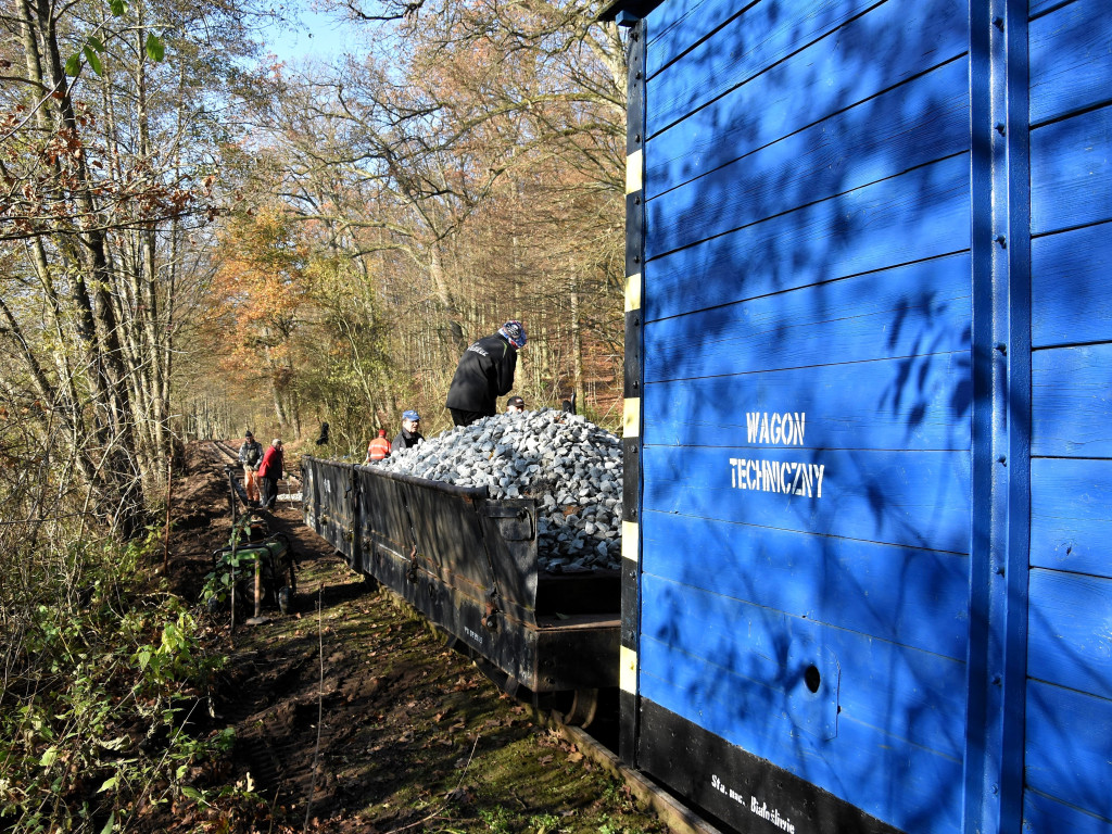 Roboty na szlaku wąskotorówki