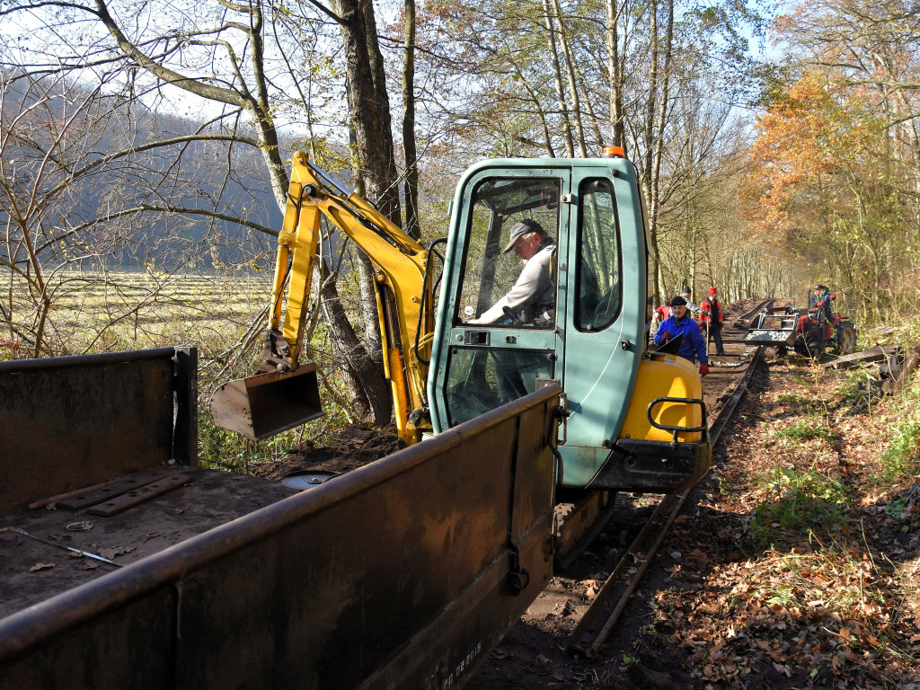Roboty na szlaku wąskotorówki