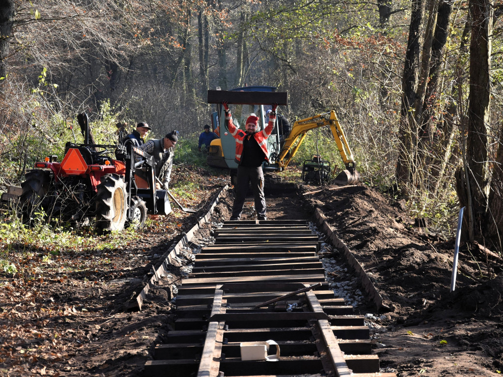 Roboty na szlaku wąskotorówki