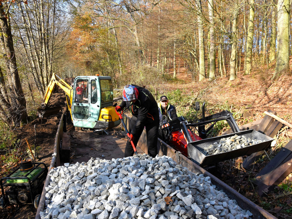 Roboty na szlaku wąskotorówki