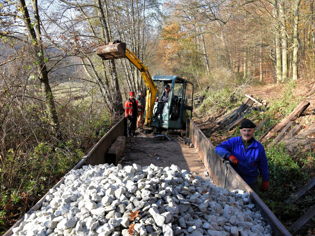 Roboty na szlaku wąskotorówki