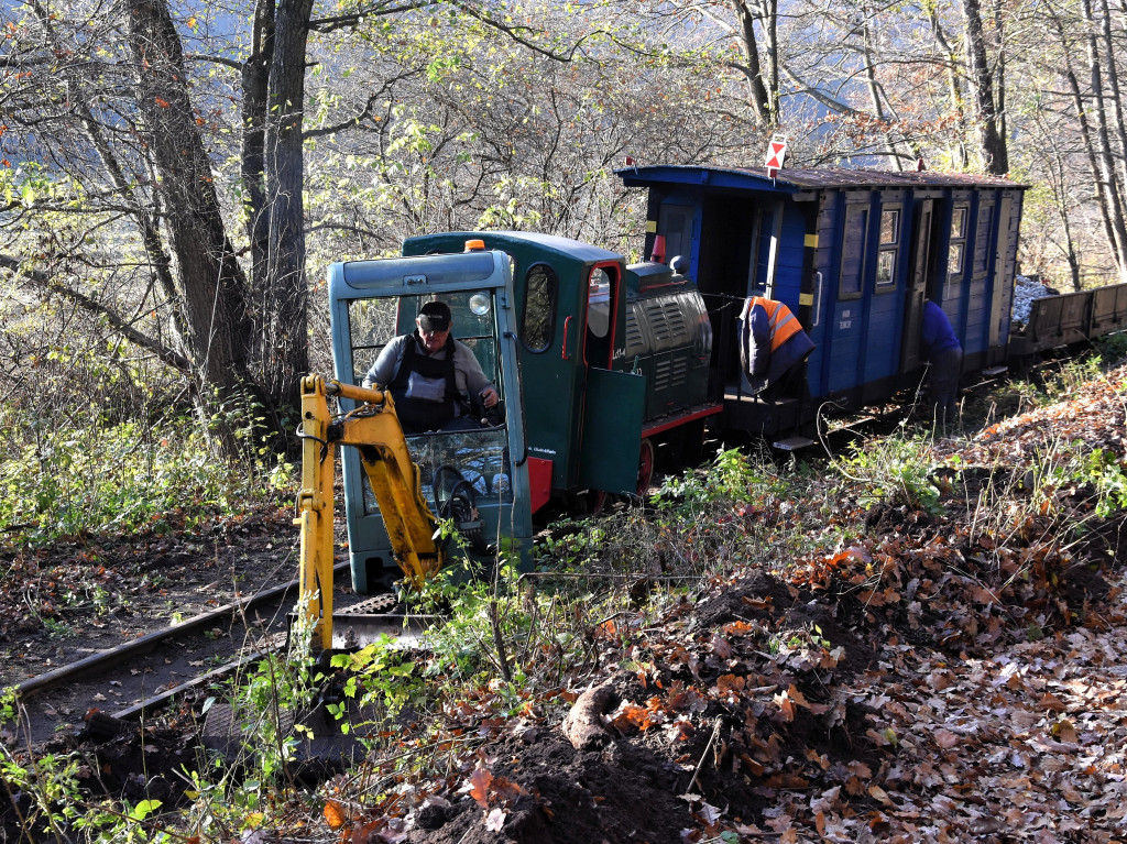 Roboty na szlaku wąskotorówki