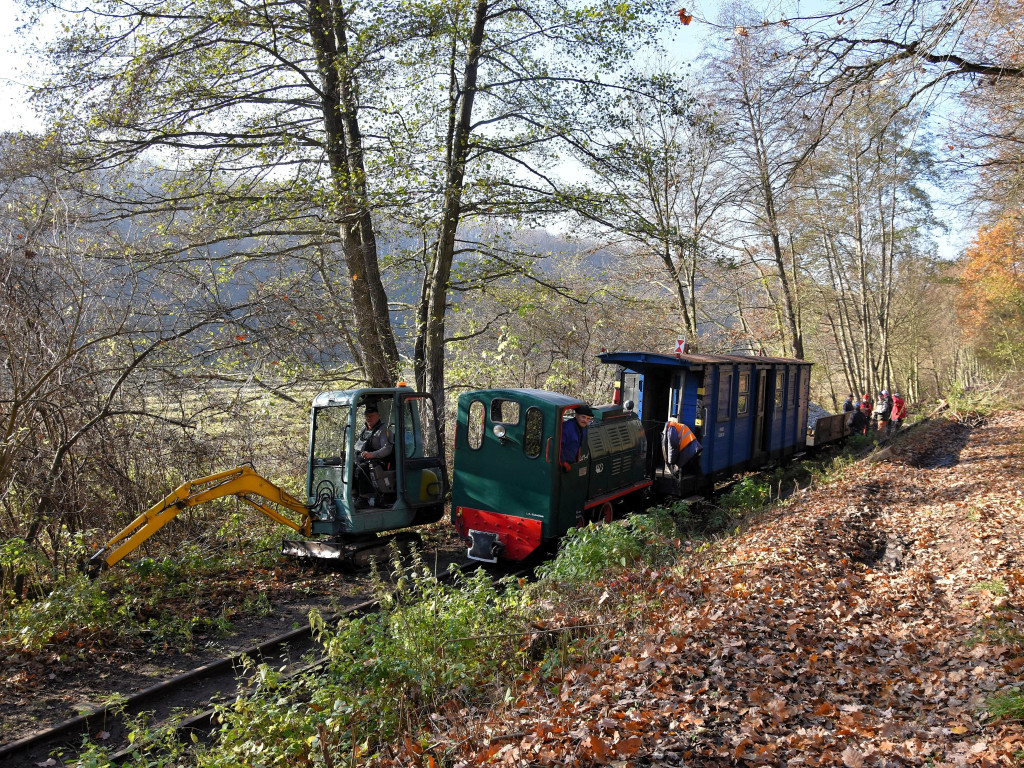 Roboty na szlaku wąskotorówki