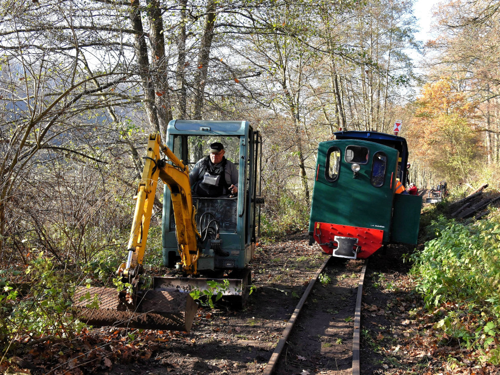 Roboty na szlaku wąskotorówki