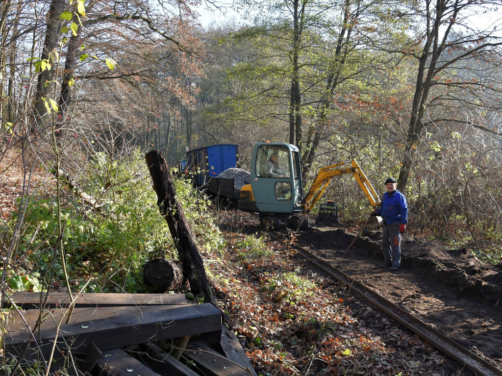 Roboty na szlaku wąskotorówki