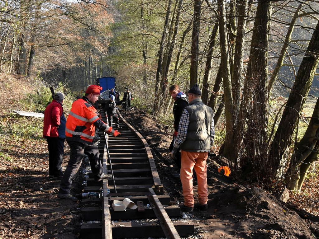 Roboty na szlaku wąskotorówki