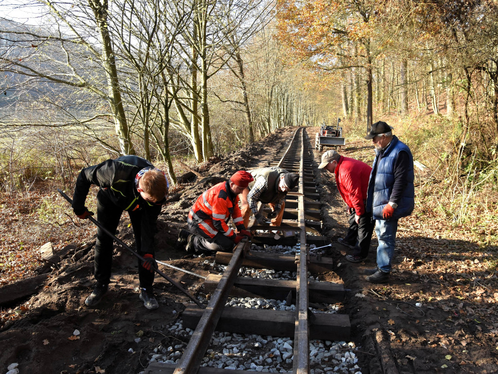Roboty na szlaku wąskotorówki