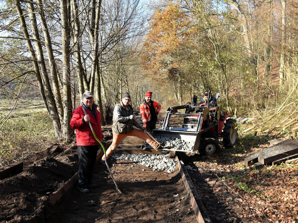 Roboty na szlaku wąskotorówki