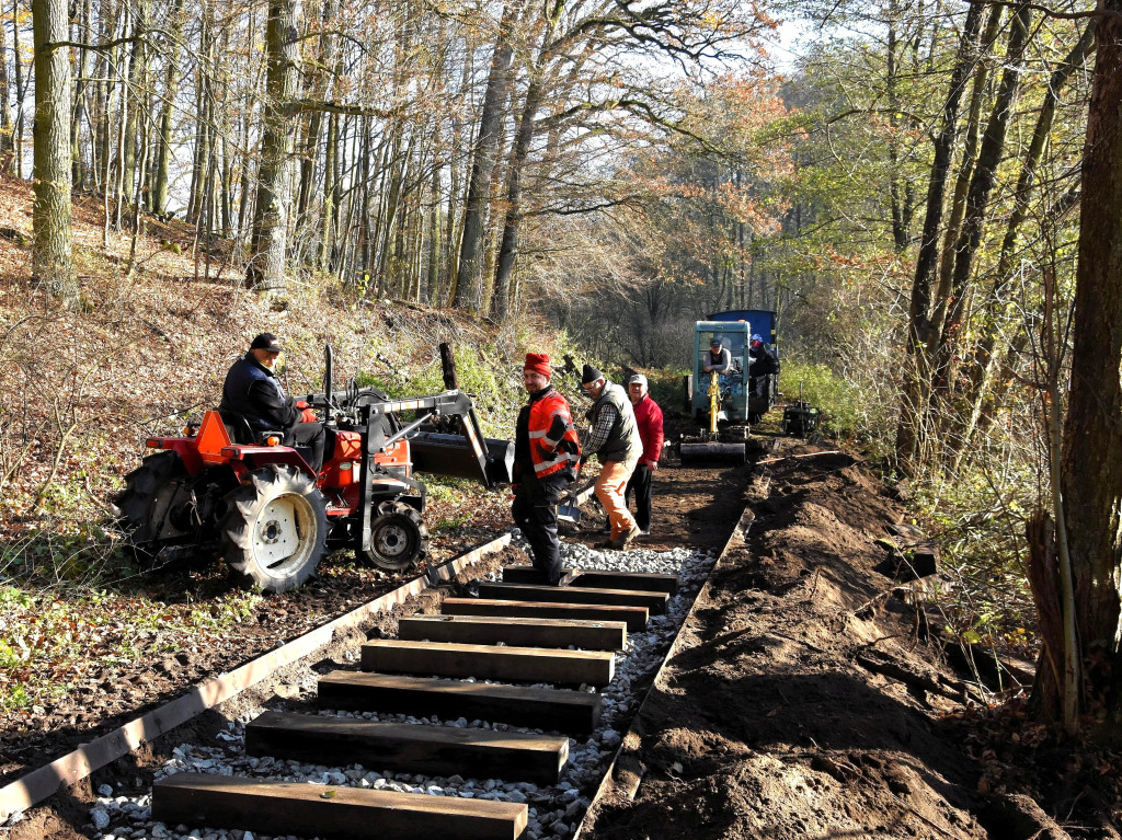 Roboty na szlaku wąskotorówki