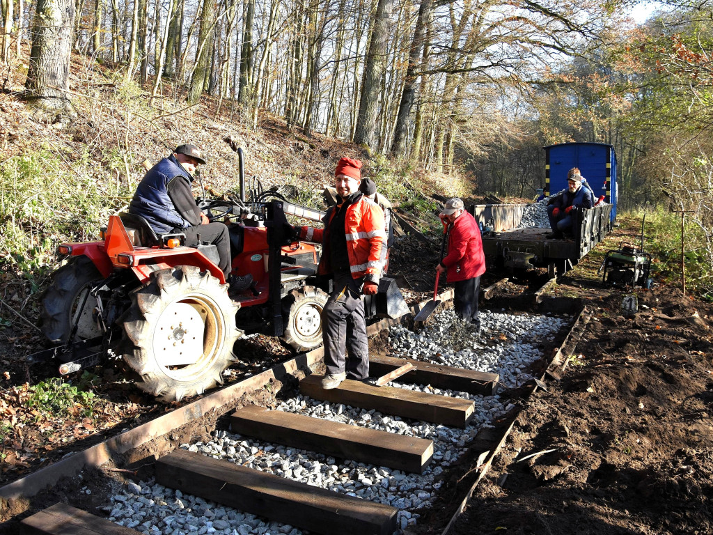Roboty na szlaku wąskotorówki