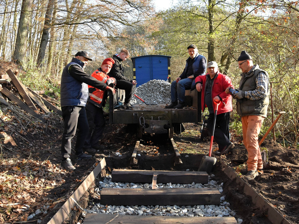 Roboty na szlaku wąskotorówki
