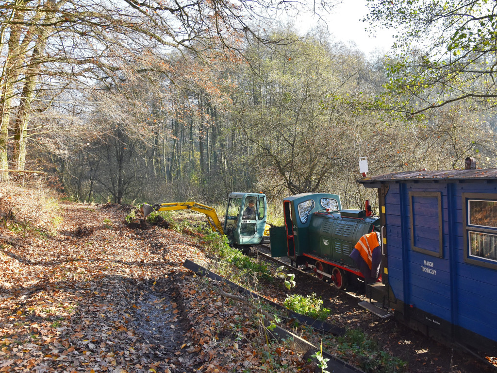 Roboty na szlaku wąskotorówki
