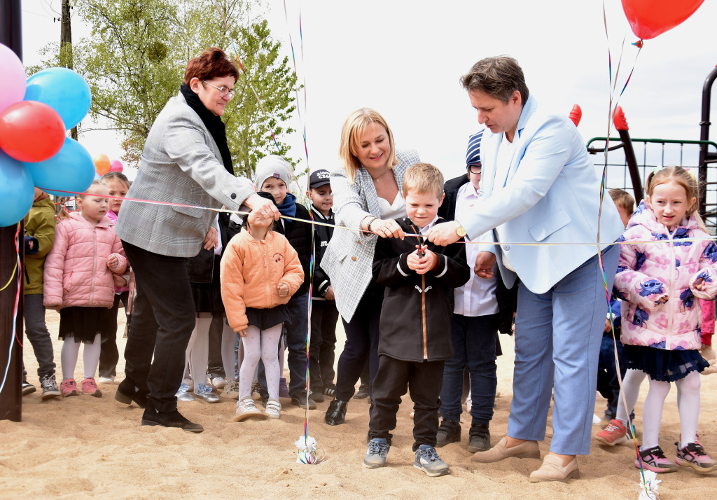 Oddanie placu zabaw w Zacharzynie