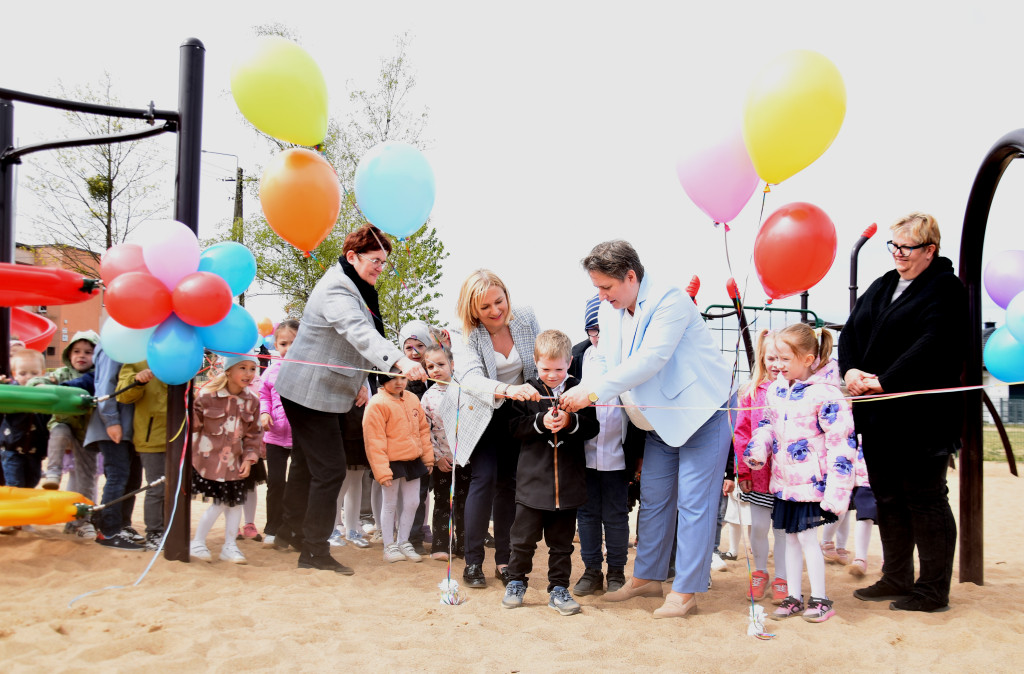 Oddanie placu zabaw w Zacharzynie