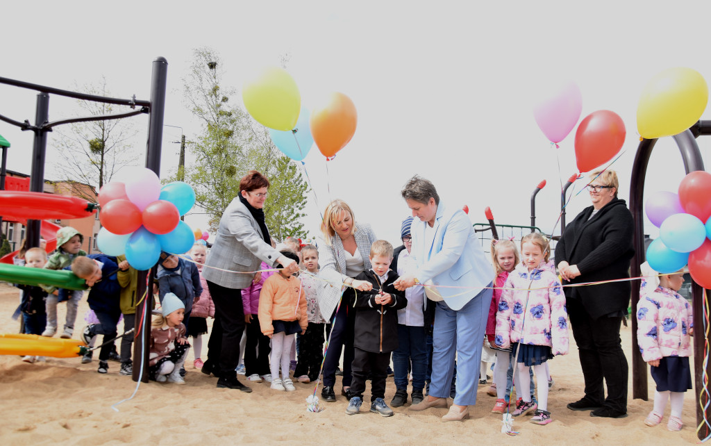 Oddanie placu zabaw w Zacharzynie