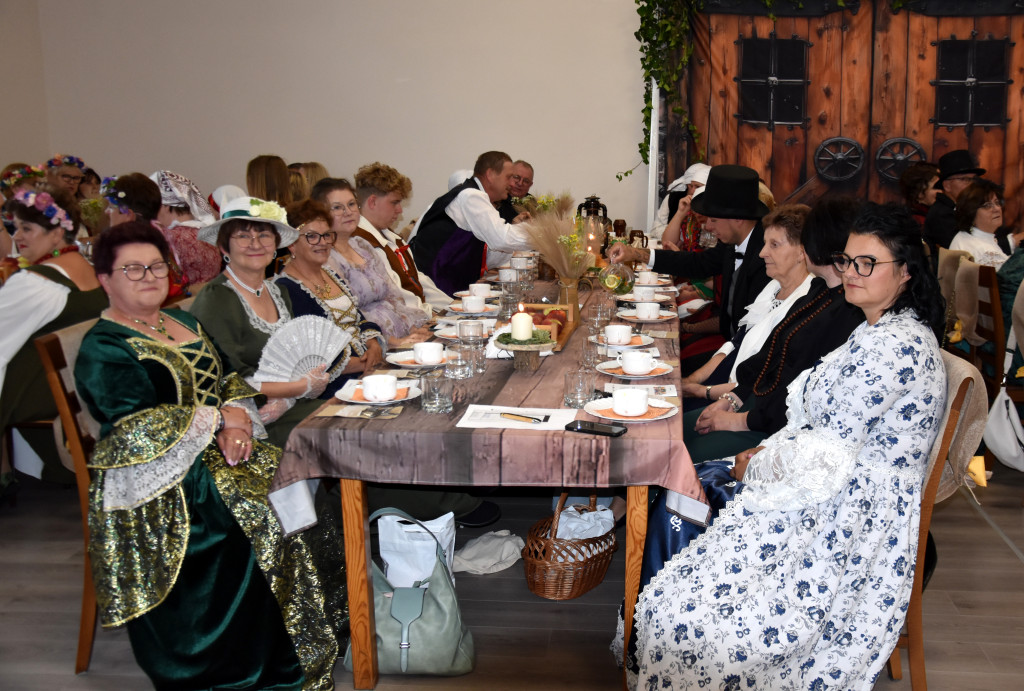 Folwarczna biesiada z dworskimi