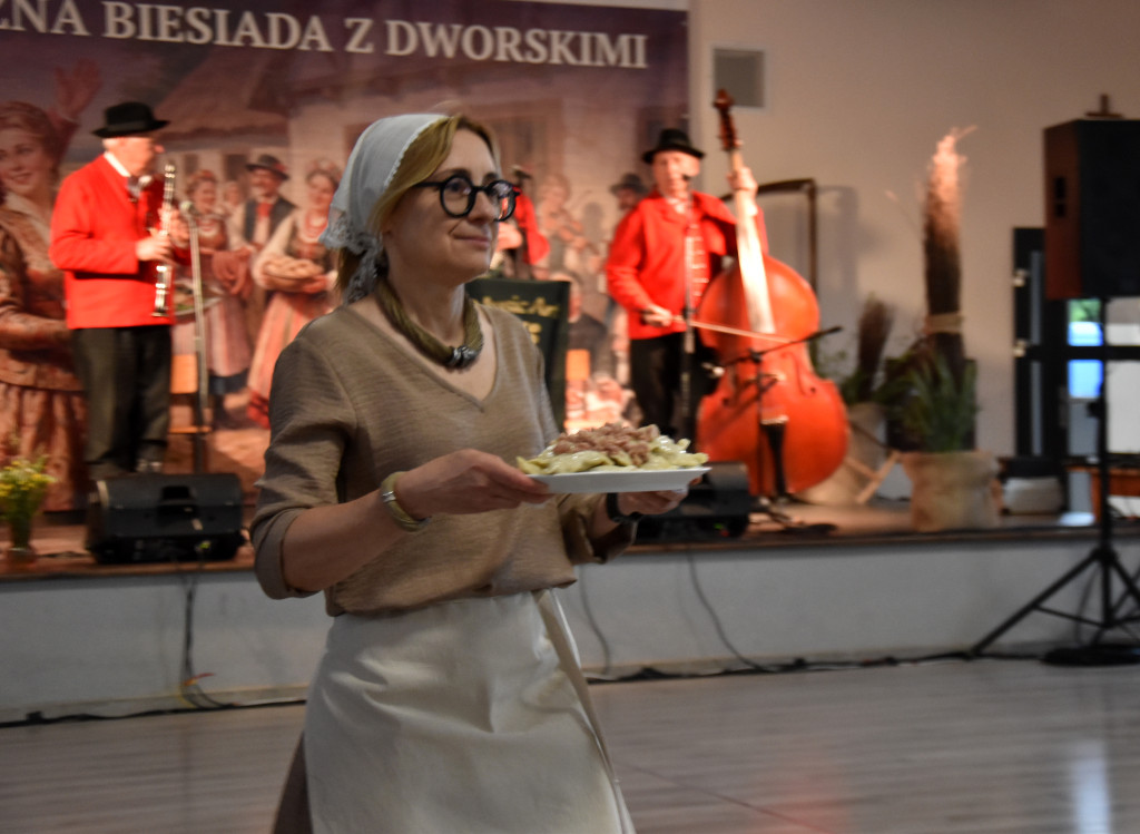 Folwarczna biesiada z dworskimi