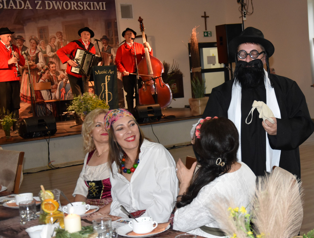 Folwarczna biesiada z dworskimi
