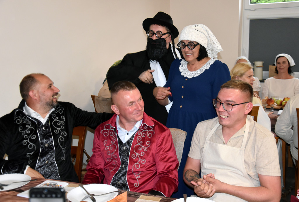 Folwarczna biesiada z dworskimi