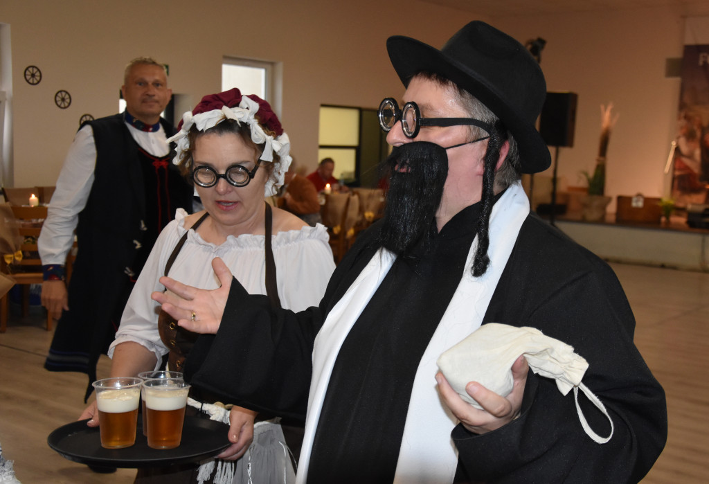 Folwarczna biesiada z dworskimi