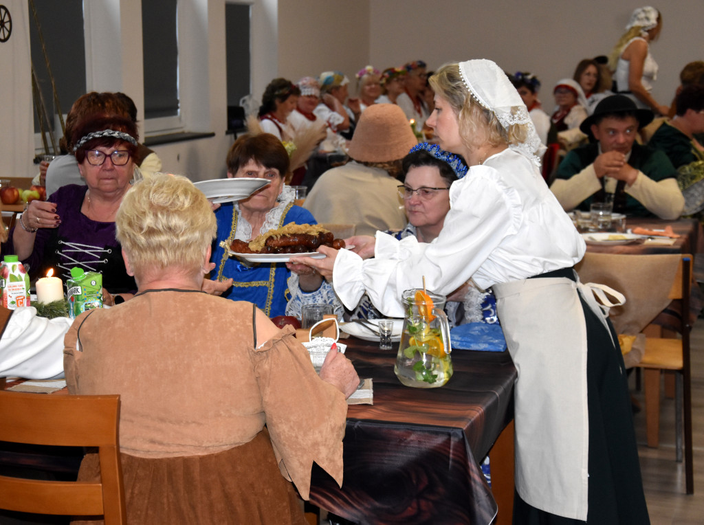Folwarczna biesiada z dworskimi