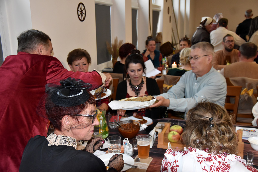 Folwarczna biesiada z dworskimi