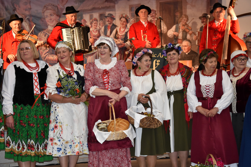 Folwarczna biesiada z dworskimi
