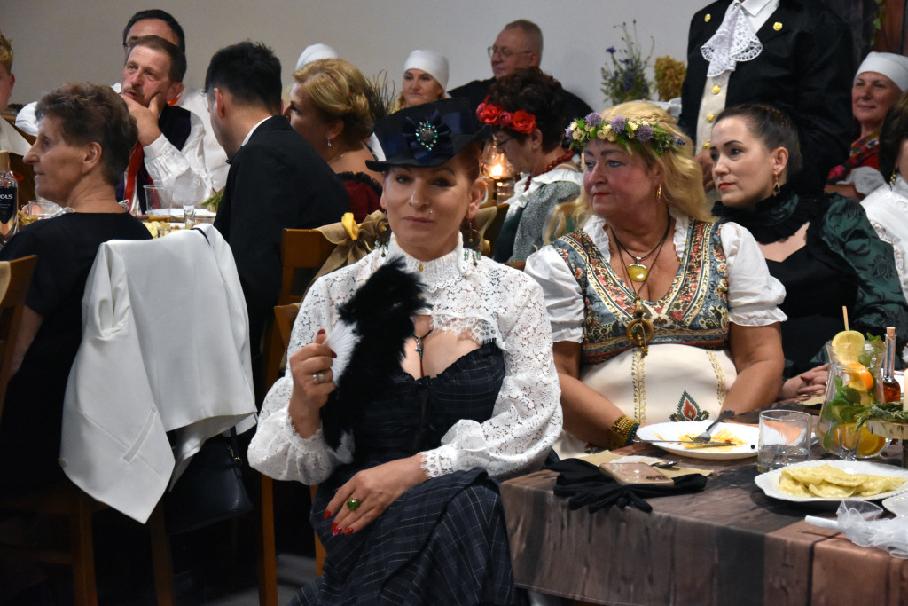 Folwarczna biesiada z dworskimi