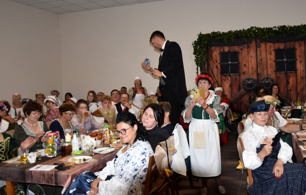 Folwarczna biesiada z dworskimi